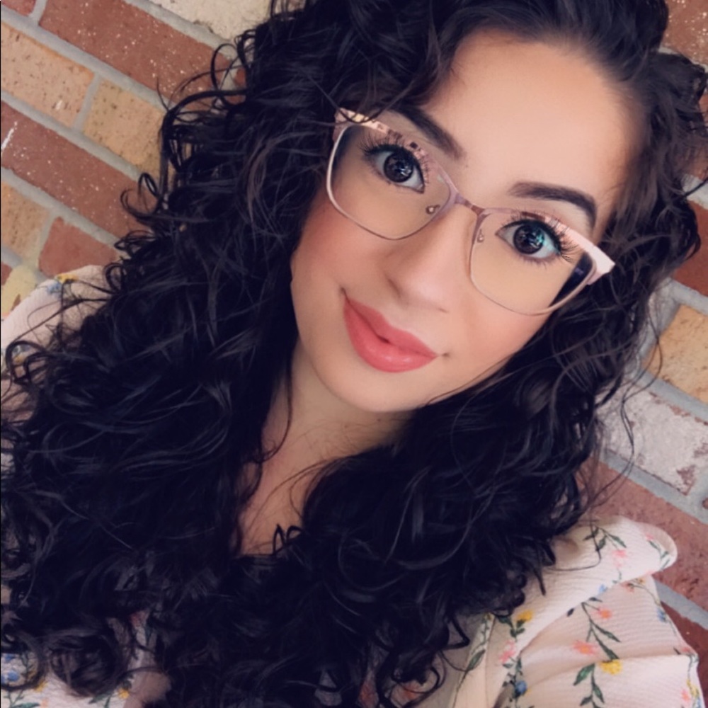 Meet your Posher, Yesenia